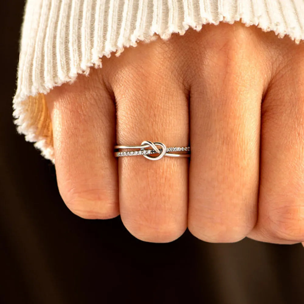 The Amélie Knot Ring